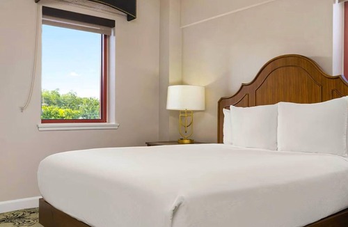 Faubourg Lafayette Resort | Garden District 1BR Suite at Club Wyndham Avenue Plaza – Streetcar Access