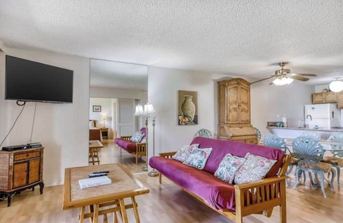 Maunaloa Apartment | Garden-View Molokai Condo with Lanai, Pool & Walk to Beach