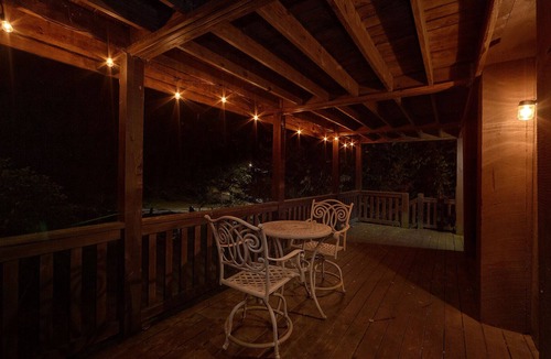 Sevierville Ski Chalet | Getaway Creekside at your Unique Mixed Modern Farmhouse Cabin