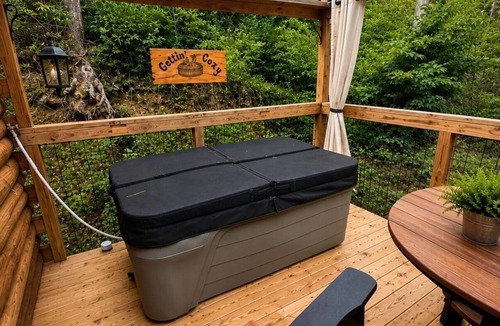 Sevierville House | Gettin Cozy - Peaceful Mountain Escape for Couples - Hot Tub, Pet Friendly