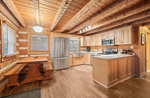 Newland Cabin | Ginger Stag Cottage a Rustic 5BR Cabin Near Grandfather Mtn, Linville & Blue Ridge Parkway Sleeps 12 | 5 Bedrooms | 3 Bathrooms | Firepit | WiFi | Two Fireplaces | Outdoor Grill | Family-Friendly | Remote Work Ready