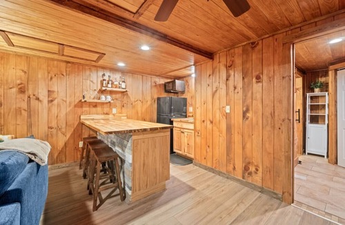 Newland Cabin | Ginger Stag Cottage a Rustic 5BR Cabin Near Grandfather Mtn, Linville & Blue Ridge Parkway Sleeps 12 | 5 Bedrooms | 3 Bathrooms | Firepit | WiFi | Two Fireplaces | Outdoor Grill | Family-Friendly | Remote Work Ready