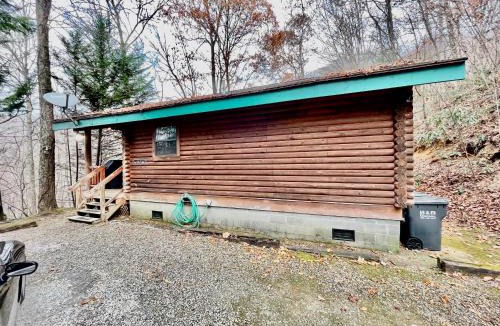 Bryson City House | Good life cabin 2 · Bryson City cabin with hot tub and fire pit