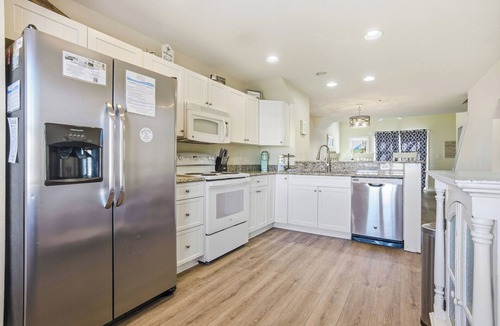 Bermuda Bay House | Good Vibes at Cambridge Cove Town Home, Family Fun Water Park, Beat Traffic with Flex-Stay