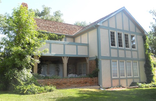 Broadmoor House | Gorgeous BROADMOOR English Tudor ~ Delightful Holiday Home, Hot Tub & Gazebo !