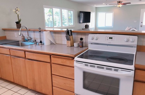Coconut Grove Apartment | Gorgeous Kailua Waterfront Apartment