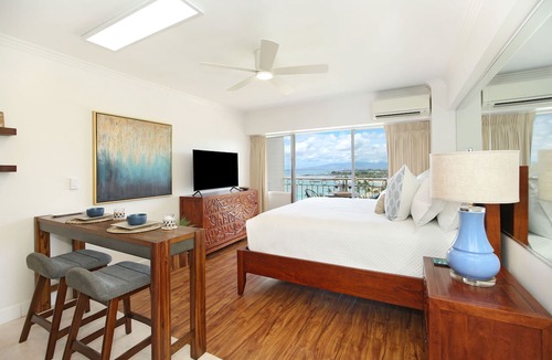Waikiki Condo | Gorgeous Ocean Views, Full Kitchen, Steps to Beach!