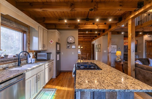 Boone Cabin | Gratitude - Hot Tub, Pool Table, Covered Decks, 5 minutes to Boone