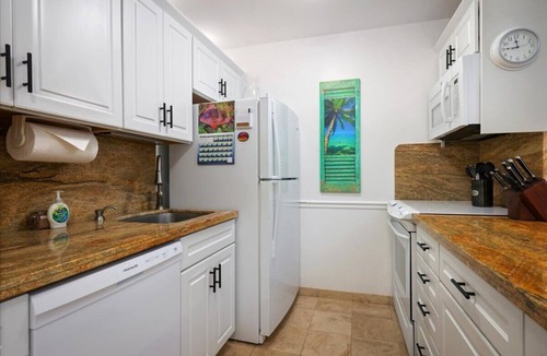 Historic Kailua Village Condo | Hale Kona Kai 405 - Find your Beach with Kona Beach Properties