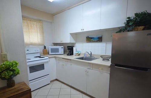 Diamond Head - Kapahulu - St. Louis Apartment | Hawaiian King 501 Studio, Pool and BBQ Grill, Sleeps 4