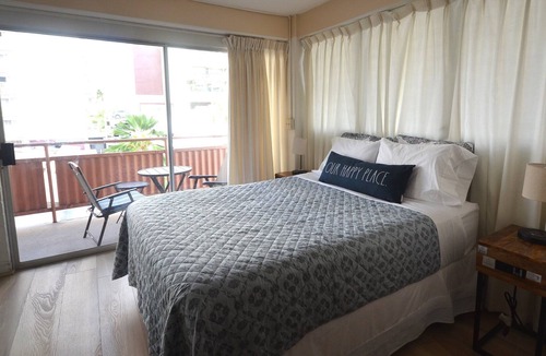 Diamond Head - Kapahulu - St. Louis Apartment | Hawaiian King 501 Studio, Pool and BBQ Grill, Sleeps 4