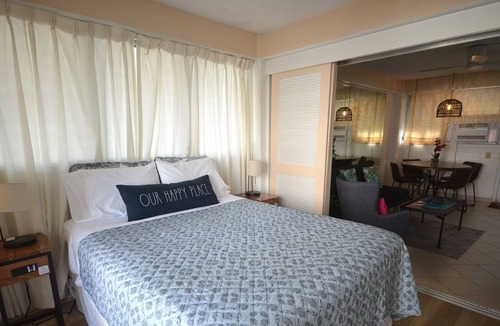 Diamond Head - Kapahulu - St. Louis Apartment | Hawaiian King 501 Studio, Pool and BBQ Grill, Sleeps 4