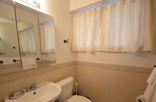 Diamond Head - Kapahulu - St. Louis Apartment | Hawaiian King 501 Studio, Pool and BBQ Grill, Sleeps 4