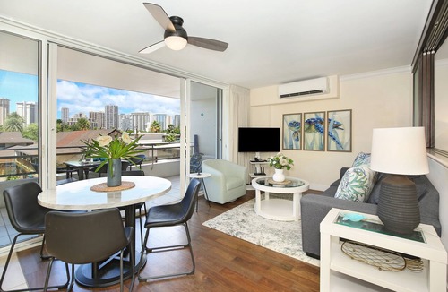 Waikiki Condo | Heart of Waikiki! Lower Floor! Close to Beach! FREE Parking & Wi-Fi, Kitchen!
