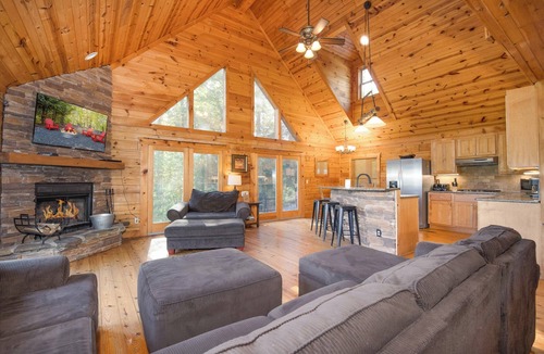Spruce Pine House | Heavenly Mtn Views, Hot Tub+Fire Pit+Grill, Fireplace, WiFi, Hike, Close to BRP!