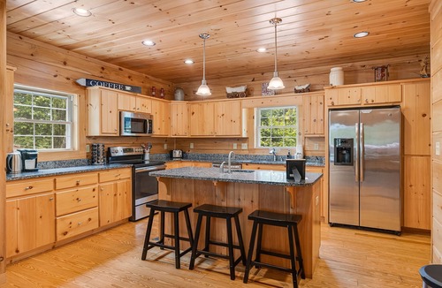 Black Mountain Cabin | High Top Lodge | Luxe Views, Hot Tub + Biltmore Pass | 22min to Asheville