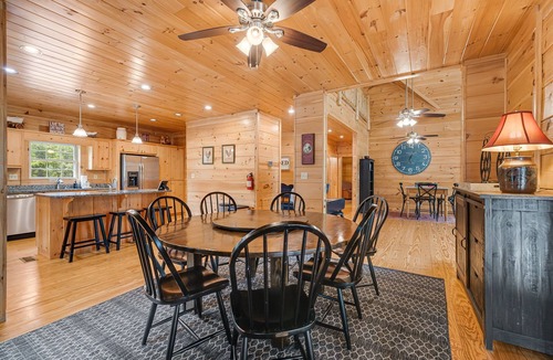 Black Mountain Cabin | High Top Lodge | Luxe Views, Hot Tub + Biltmore Pass | 22min to Asheville