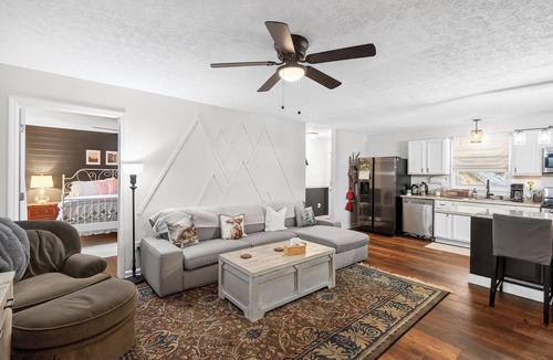 Johnson City House | Hillside Hideway is a 3 bedroom peaceful place of retreat.