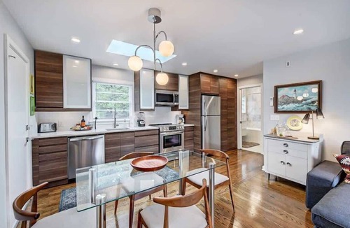 Cherry Condo | Historic 1BR Myers Park Condo Near Atrium CMC & Uptown with King Bed and Parking
