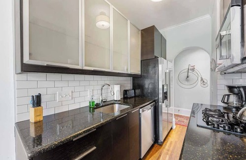 Cherry Apartment | Historic Myers Park 2BR Apartment · Private Sunroom & Free Parking · near Uptown