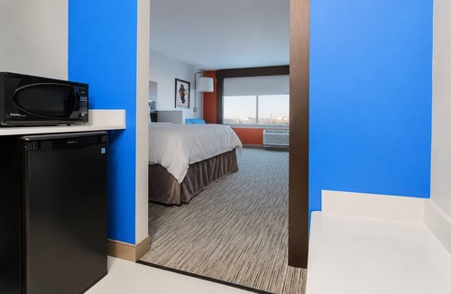 O'Hare Hotel | Holiday Inn Express & Suites Chicago O'Hare Airport by IHG