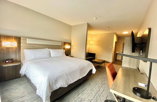 Elyria Hotel | Holiday Inn Express & Suites Elyria by IHG