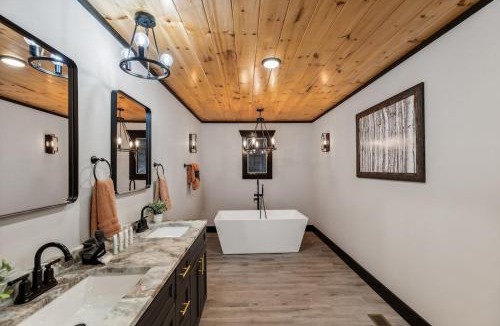 Caton House | Honeybear Hideaways - Luxurious Modern 5BR Cabin with Indoor Pool, Game Room, Hot Tub & Fireplace