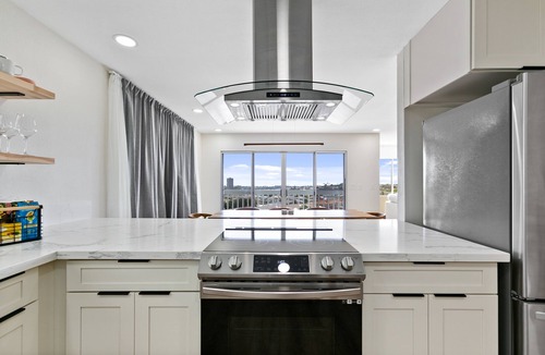 Kaimuki House | Honolulu Hillside Home - Ocean and Diamond Head Views