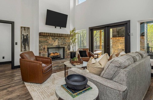 Talking Rock House | Hot Tub Pizza Oven Sleeps 12 Game Room Pets