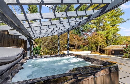 Hendersonville House | HotTub, FirePit, Pets, Pool Table, Outdoor Dining