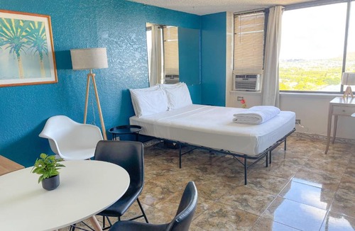 McCully - Moiliili Apartment | Humble Hawaiian Monarch Studio