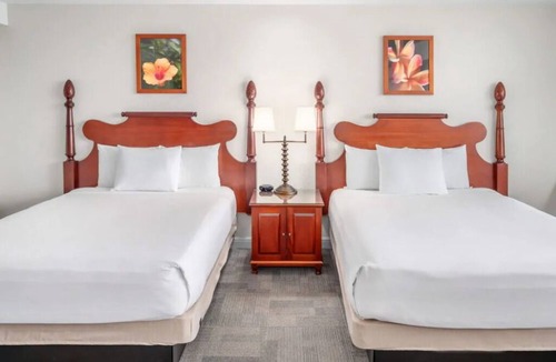 Kahului Hotel | Ideal Mix of Comfort and Value! 4 Comfortable Units, Outdoor Pool, Oceanfront!