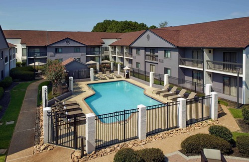 Norcross Hotel | Ideal Mix of Value, Comfort and Convenience! 2 Family-friendly Units, Pool