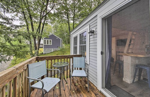 Edgecomb Apartment | Idyllic Edgecomb Forest Studio w/Deck & Balcony!