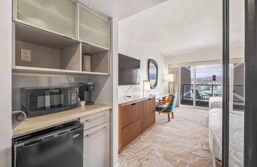 Ala Moana Condo | Incredible Partial Ocean & City View w/Balcony