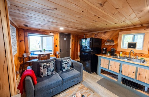 Northeast Somerset Cabin | Ioneta - Cabin 2 · Lawrence`s Lakeside Cabins | `Ioneta` Waterfront Retreat + Private Sauna