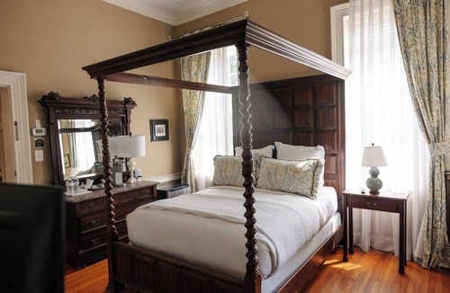Fredericksburg Bed & Breakfast | Ironclad Inn & Bourbon Room