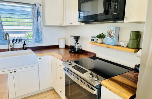Historic Kailua Village Condo | Island Glow Kailua Village, AC and ocean views in the heart of Kailua Kona