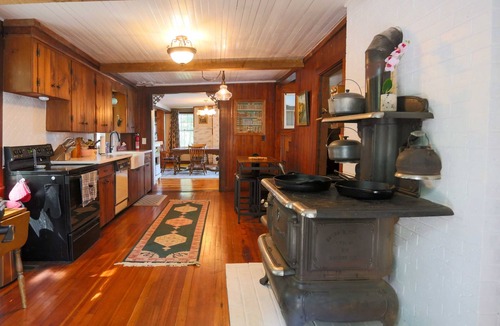 Winthrop House | July 7 to 14 Available: Big Porches w/Scenic Views, Kayaks & Room to Gather