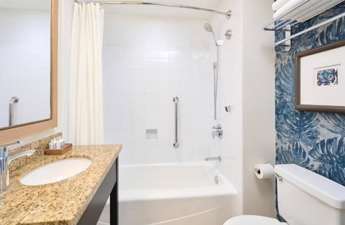 Diamond Head - Kapahulu - St. Louis Hotel | Kaimana Beach Hotel | Classic Queen | Beachfront Getaway