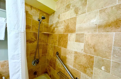 Hanamaulu Hotel | Kauai Beach Resort Ocean View | Pools, Waterslide, Hot Tub, Spa, King Bed, AC
