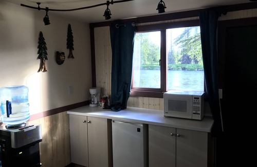 Ridgeway House | Kenai River Fishing Cabin #4 20 feet from the riverbank!