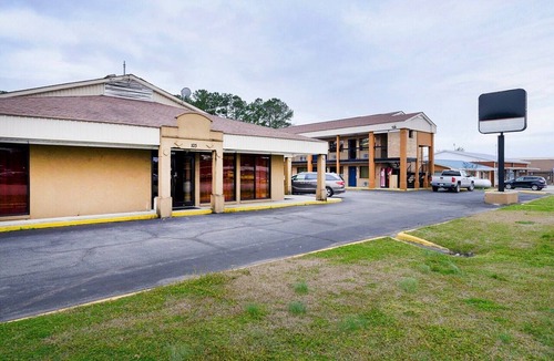 Williamston Apartment | King Bed Non Smoking