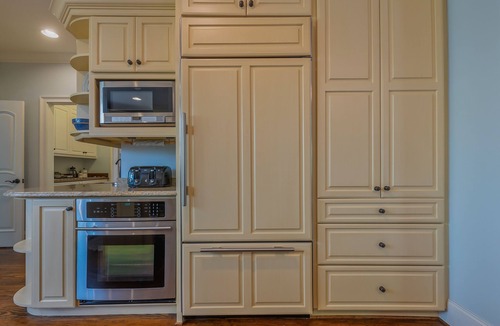 Hendersonville House | Kinloch Place | Luxury Hendersonville Estate with Hot Tub, Pickleball Court & Historic Log Cabin