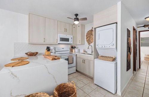 Kailua-Kona Condo | Kona Isle E23 DIRECT OCEAN FRONT, REMODELED, 2nd floor, Gorgeous 1/1