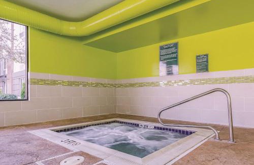 North Olmsted Hotel | La Quinta Inn & Suites by Wyndham Cleveland Airport West
