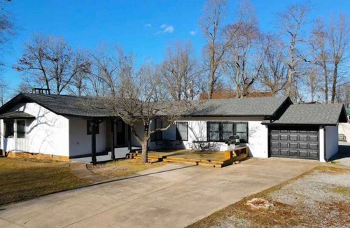 Henderson House | Lake Norfork view & access in a spacious oasis, sleeps 14, near Mountain Home!