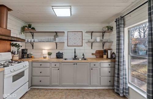 Uncertain Cabin | Lakefront cabin with sweeping views of Caddo Lake, kayaks and a canoe, plus a ping pong table for fun downtime.