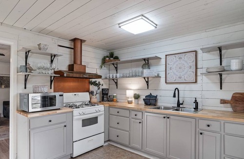 Uncertain Cabin | Lakefront cabin with sweeping views of Caddo Lake, kayaks and a canoe, plus a ping pong table for fun downtime.
