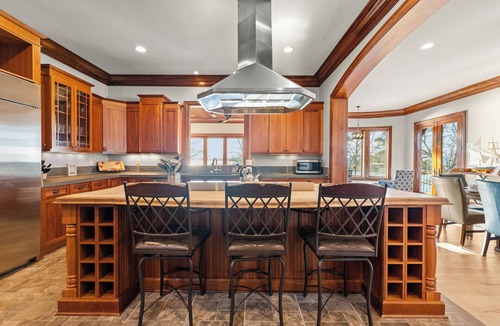 Mount Mourne House | Lakefront, Spa, Dock+Beach, Game Room | Sunset Shores Resort: The Grand House
